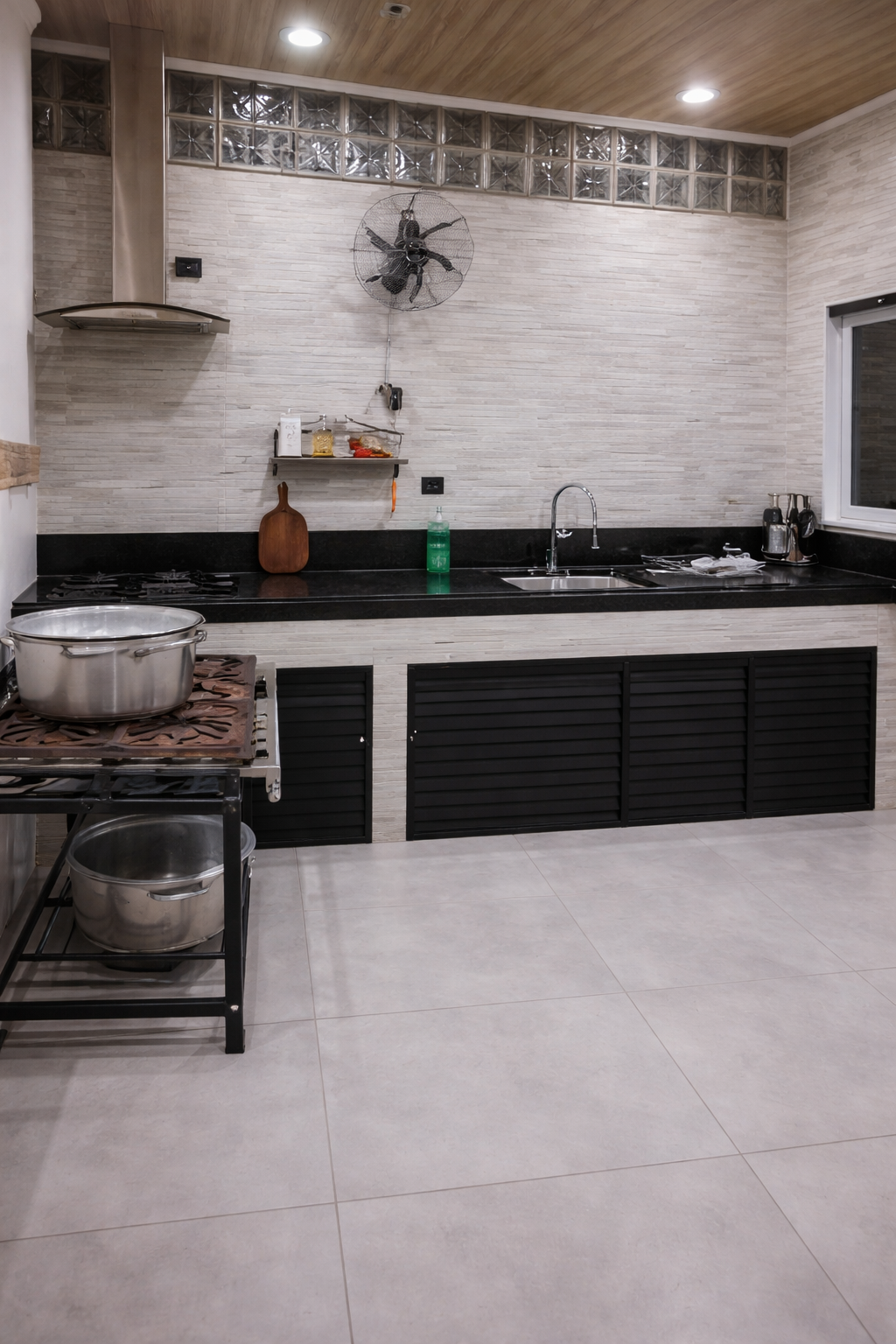 Cozinha equipada e completa para preparo de alimentos